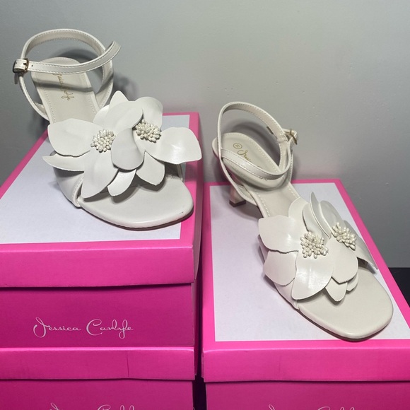 NIB CREAM FLOWER KITTEN HEELS - Picture 1 of 3